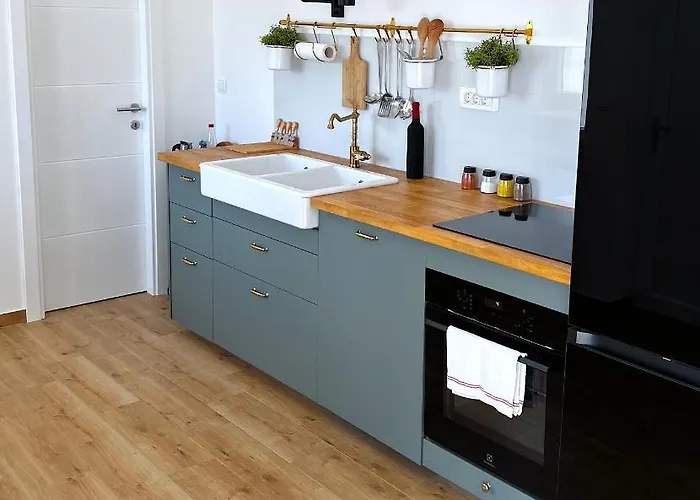 Velim - Stunning View & Heated Private Pool