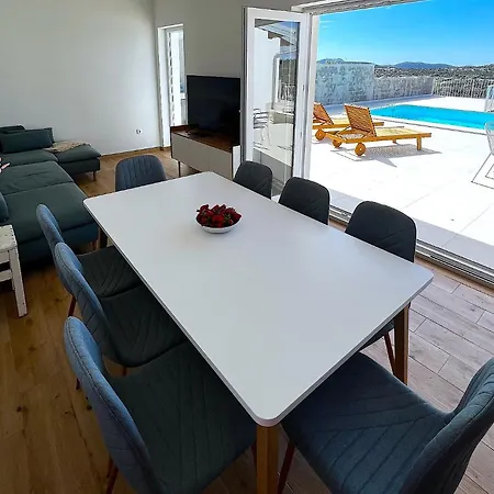Velim - Stunning View & Heated Private Pool