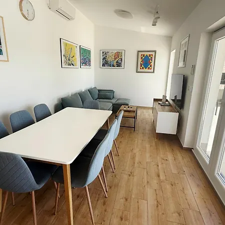 Velim - Stunning View & Heated Private Pool