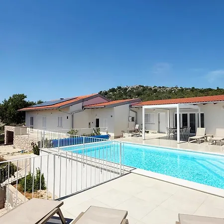 Velim - Stunning View & Heated Private Pool 别墅