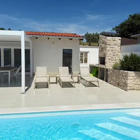 Velim - Stunning View & Heated Private Pool