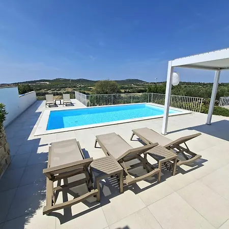 Velim - Stunning View & Heated Private Pool