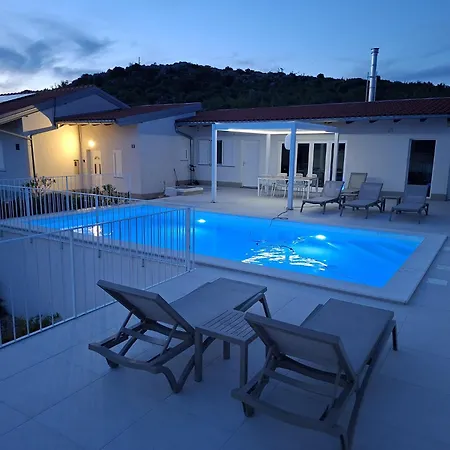 Velim - Stunning View & Heated Private Pool 빌라