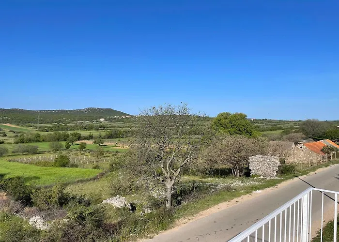 Velim - Stunning View & Heated Private Pool *