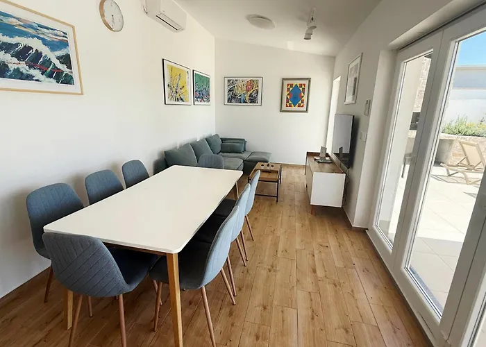 Velim - Stunning View & Heated Private Pool