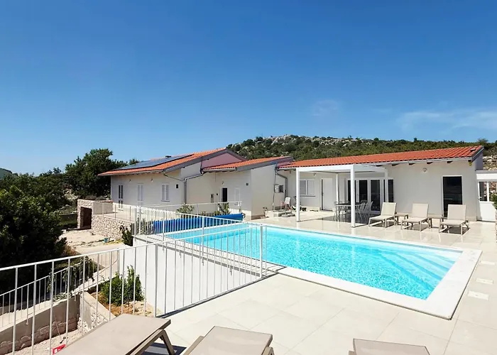 Velim - Stunning View & Heated Private Pool 빌라